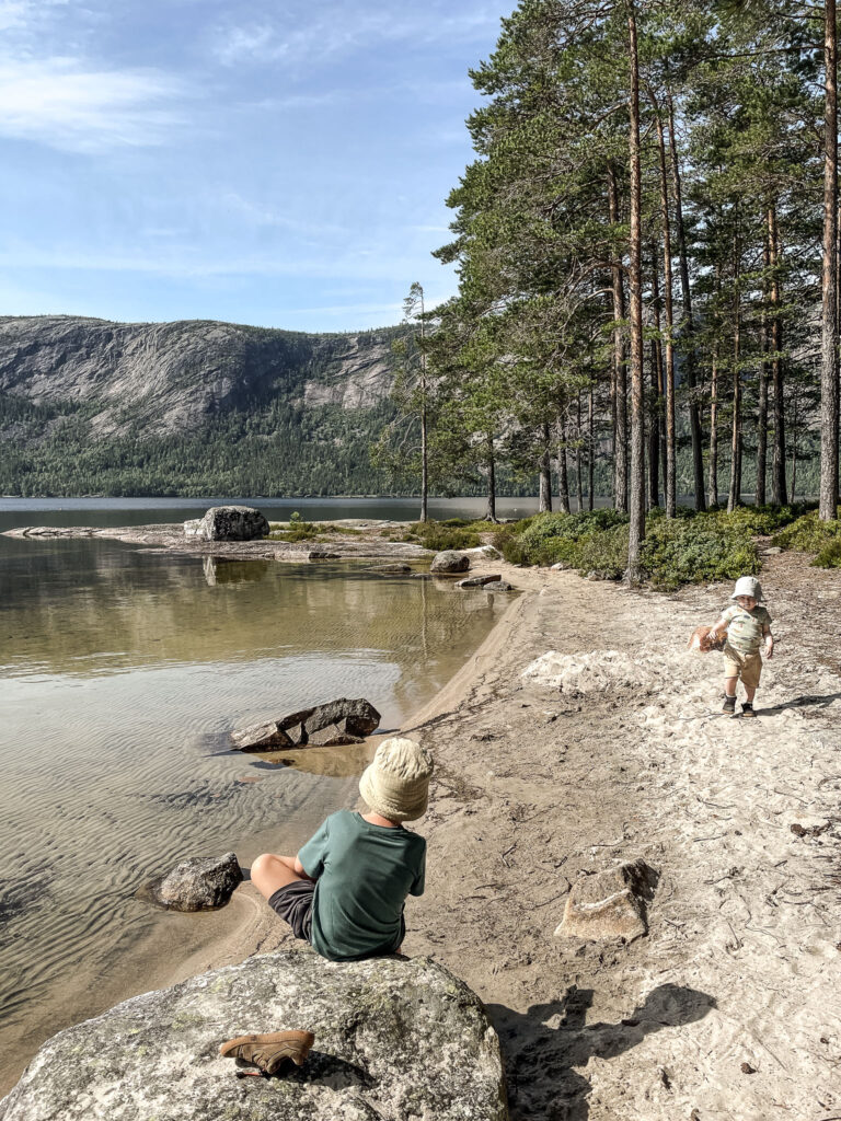 Den smukke strand på vandretur til Røyrodden