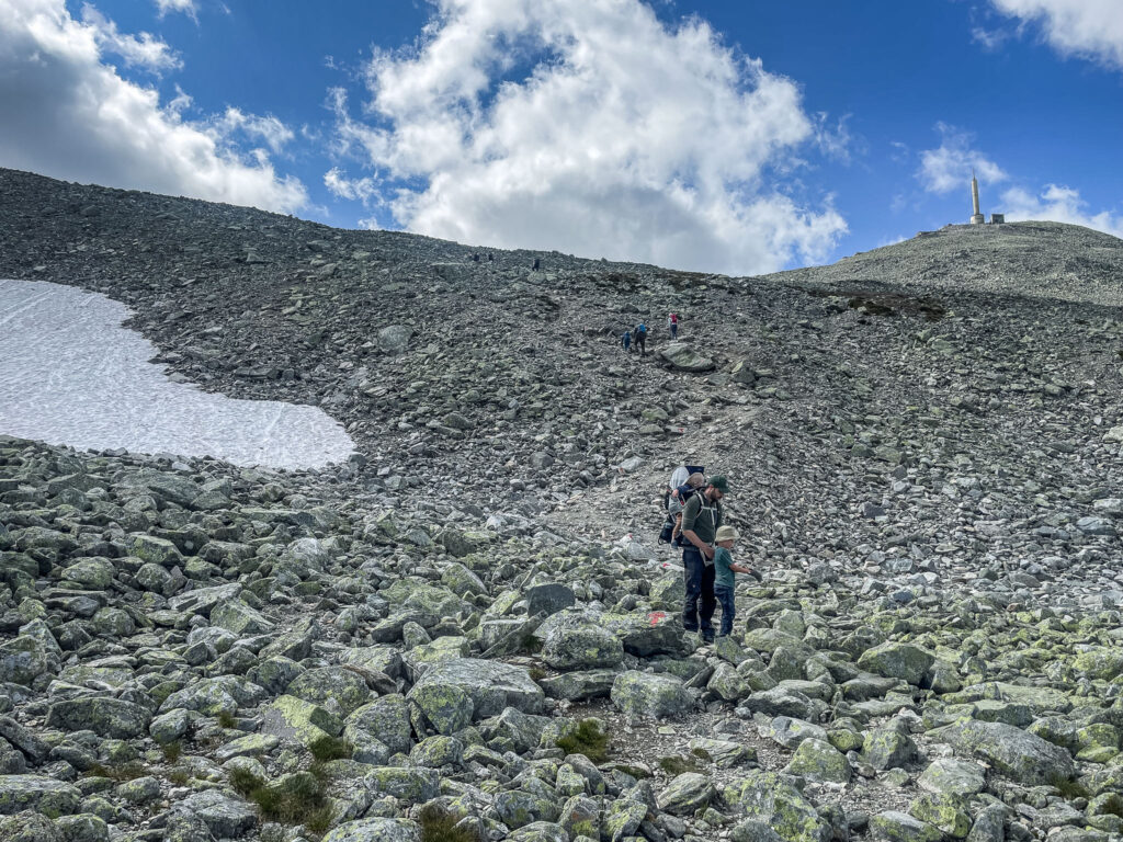 Vi mødte sne på vandretur til Gaustatoppen midt om sommeren