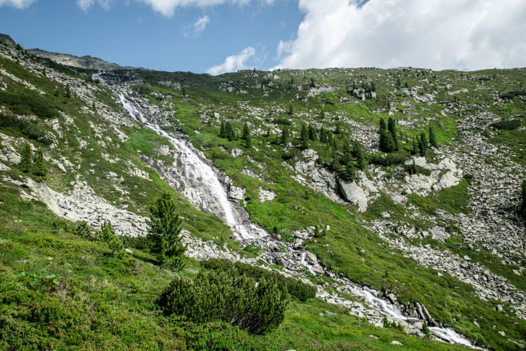 Riepenbach Wasserfall, der bruser ned ad bjerget