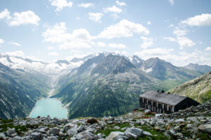 Vandretur til Olpererhütte. Udsigt mod hytte og Schlegeis Stausee