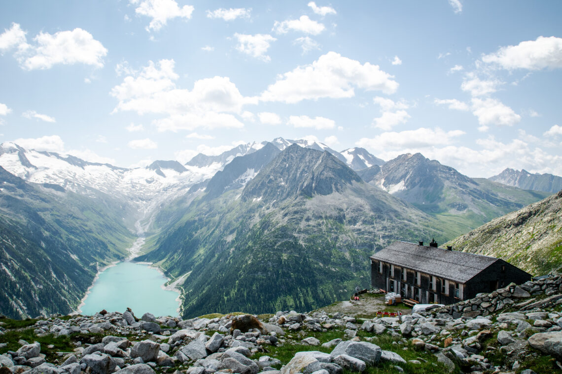 Vandretur til Olpererhütte. Udsigt mod hytte og Schlegeis Stausee